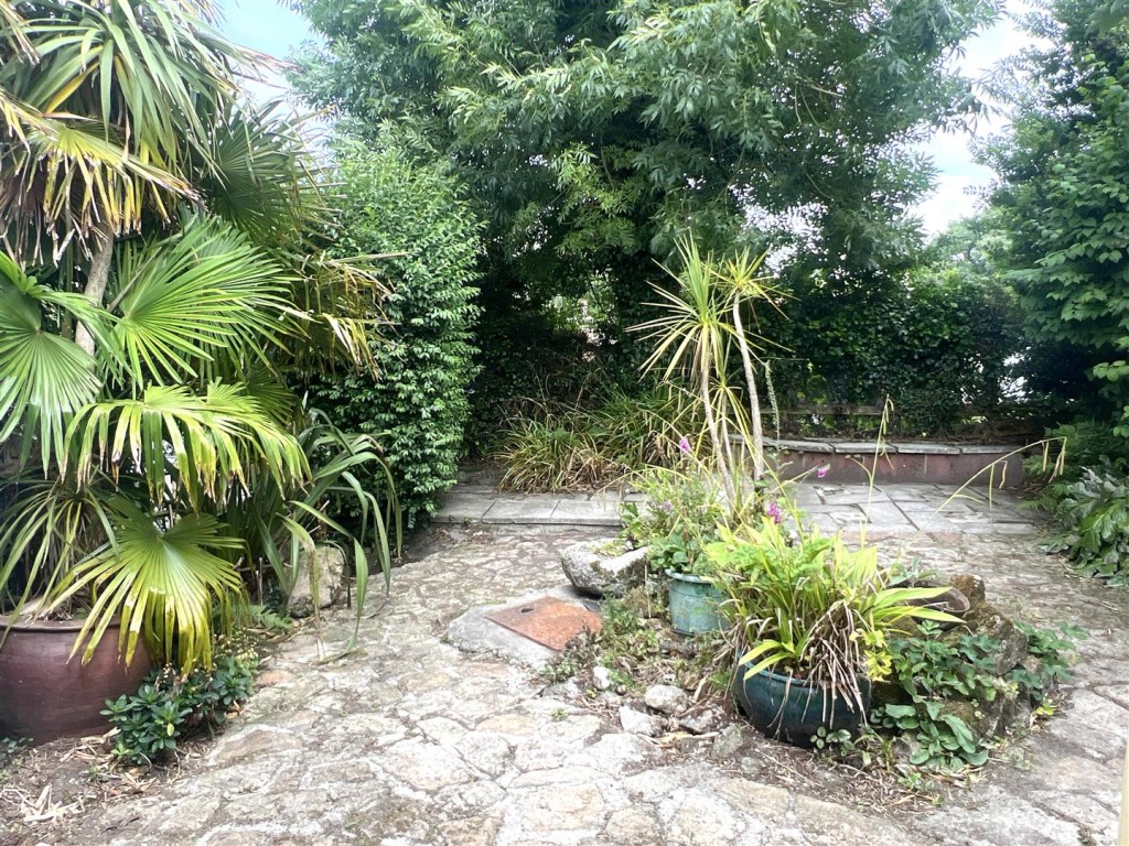Lot: 138 - WELL PRESENTED DETACHED TWO-BEDROOM CHARACTERFUL COTTAGE WITH GARDENS AND PARKING - Garden area